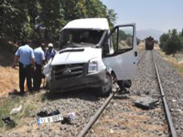 Lokomotif minibüse çarptı: 1 ölü, 9 yaralı