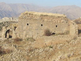 Manastır tesciline at üzerinde gittiler