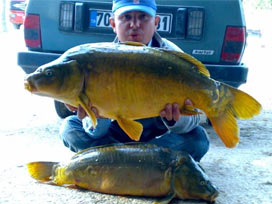 Oğul 19 kg, baba 13 kg sazan tuttu