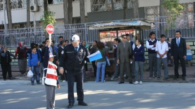 Okul geçidi görevlilerine uygulamalı eğitim