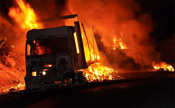 Pkk yol kesip iş makinelerini yaktı!