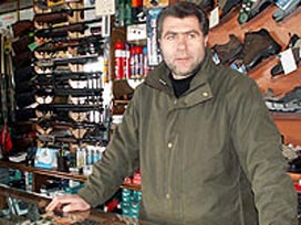 Rütbelilerin önünde `hazır ol`da beklediği sivil