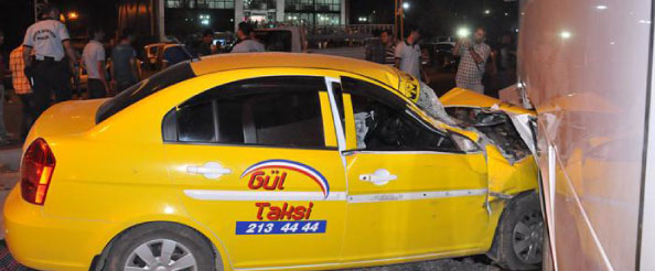 Ticari taksi polis aracıyla çarpıştı