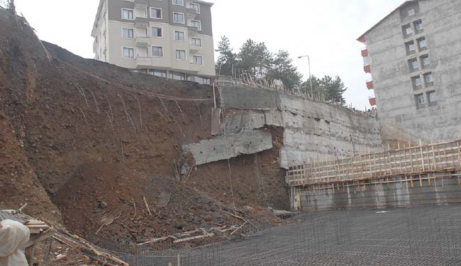 Toprak kaydı, kaldırım çöktü