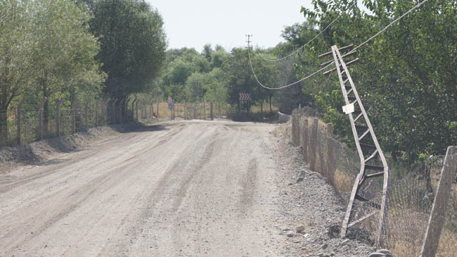 Yan yatan elektrik direği tehlike saçıyor