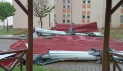 Bingöl`de rüzgâr ortalığı birbirine kattı!