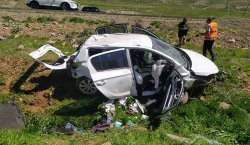 Bingöl`de trafik kazası: Baba öldü, eşi ve çocuğu yaralandı