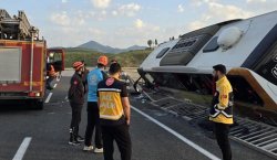 Bingöl`de yolcu otobüsü devrildi: 3 yaralı