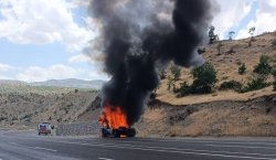 Bingöl`de seyir halindeki tır alev topuna döndü