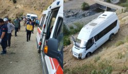 Bingöl`de minibüs şarampole düştü! 7 yaralı