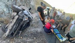 Hurdaya dönen araçtan sağ çıktılar