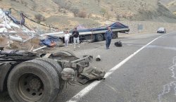 Bingöl`de tır devrildi: 1 yaralı