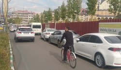 Bingöl`de yayalar neden yolun ortasından yürür?