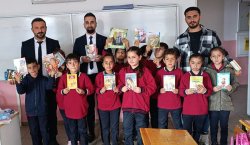 Bingöl`de Öğrencilere Kitap, Kırtasiye ve Giyim Hediyesi