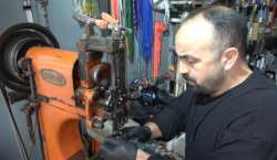 15 yıldır ayakkabı tamir ederek ailesini geçindiriyor