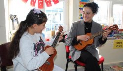 Bingöl`de bir öğretmenin köy okuluna yürek ısıtan dokunuşu