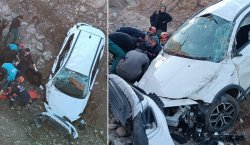 Bingöl`de otomobil şarampole uçtu: 2 yaralı