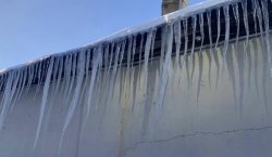 Karlıova buz tuttu: Yetişkinler cefasını, çocuklar ise  sefasını sürdü