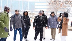 Afrikalı öğrenciler Bingöl`de kar sevinci yaşadı