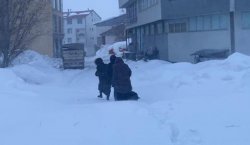 Karlıova`da tipi ve fırtına hayatı felç etti, esnaf kepenk kapattı