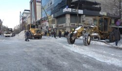 Bingöl`de karla mücadele sürüyor