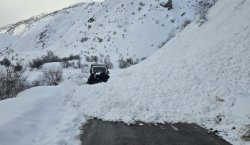 Yola düşen çığı vatandaşlar küreklerle kaldırdı