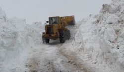 Bahar geldi ama Karlıova`da kar mesaisi bitmedi