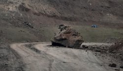 Bayırlı Grup Yolunda Tehlike! Dev Kaya Bir Aydır Kaldırılmayı Bekliyor