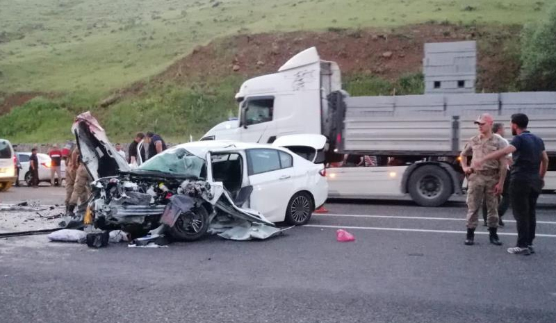 Bingöl`de Tır ile Otomobil Çarpıştı: 3 Yaralı