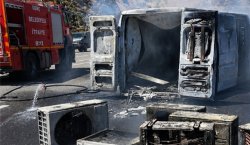 Klima yüklü kamyonet alev alev yandı