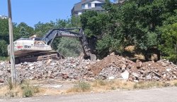 Bingöl`de metruk yapılar bir bir yıkılıyor
