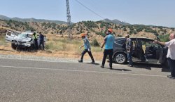 Bingöl`de İki Otomobil Çarpıştı: 1`i Ağır 8 Yaralı