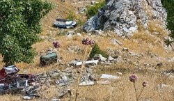 Canını kurtardı, hurda yüklü aracı hurdaya döndü