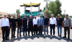 Sıcak asfaltta ilk serim Garip Köyü`nde