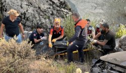 Bingöl`de araç dereye uçtu: 1 ölü, 4 yaralı