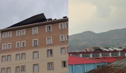 Bingöl`de kuvvetli rüzgâr çatıları uçurdu